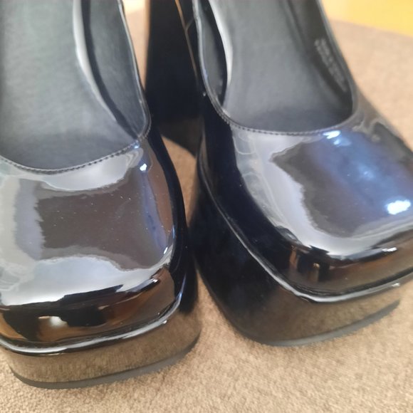 Jeffrey Campbell Yazmin Wedge Platform Shoe in Black Patent, Size 7 - Picture 6 of 8